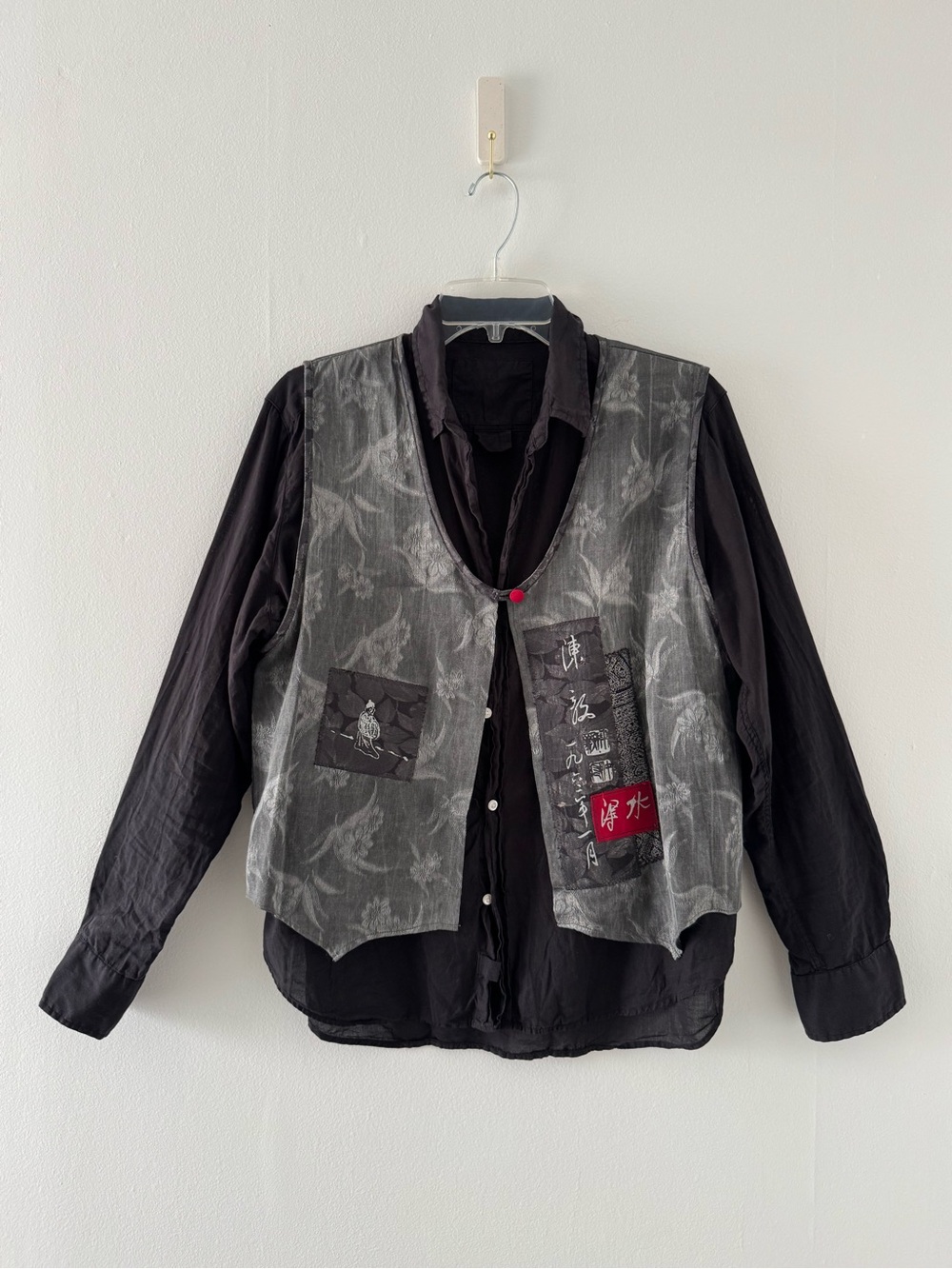 SzS Kd Spring Black Silver and Red Rayon Vest